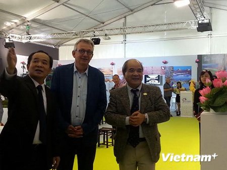 Bí thư toàn quốc Đảng Cộng sản Pháp Pierre Laurent và Thứ trưởng Bộ VHTTDL Lê Khánh Hải thăm Ngôi nhà Việt Nam tại 
